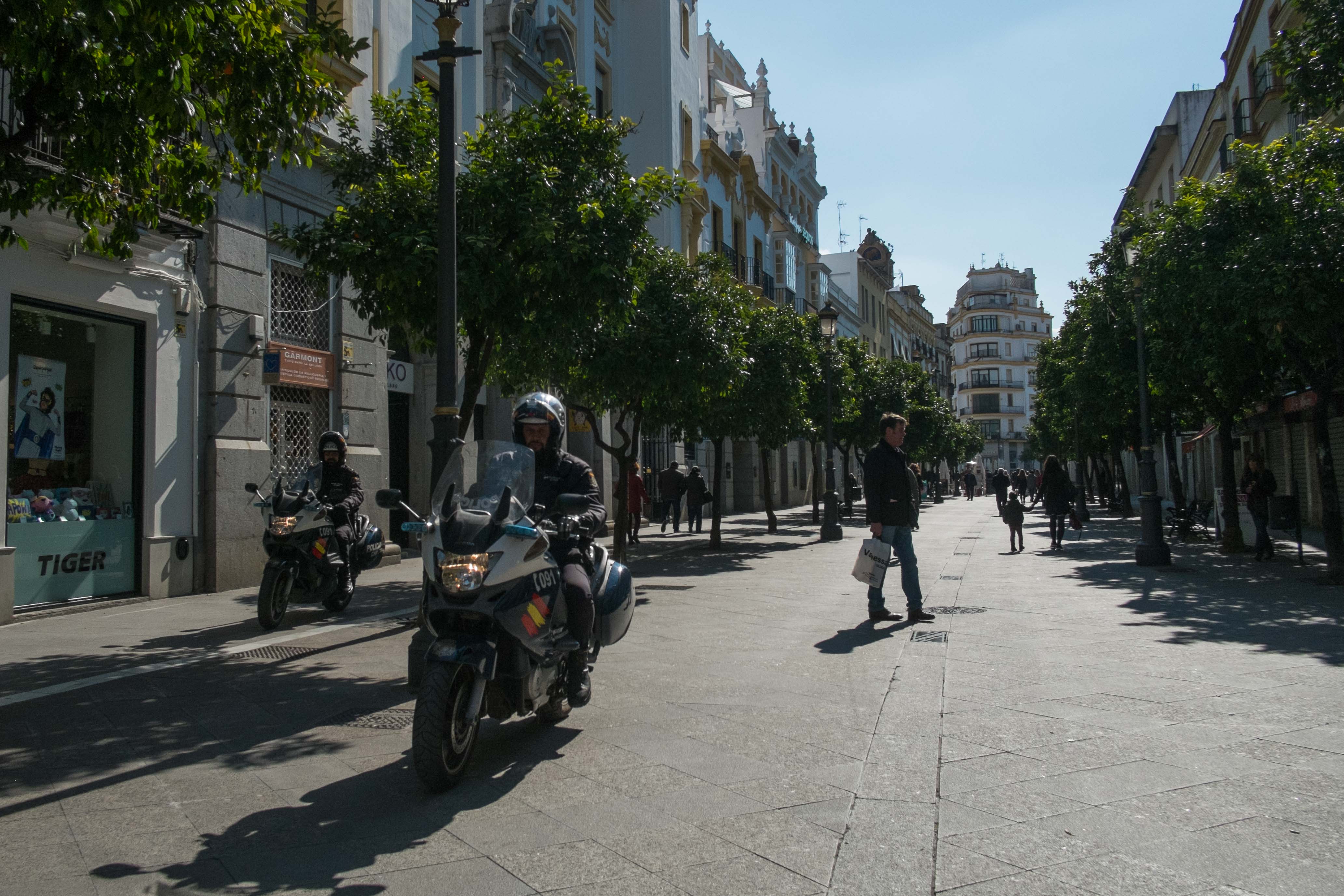 Agentes de la Policía Nacional, por la calle Larga, en una imagen retrospectiva.
