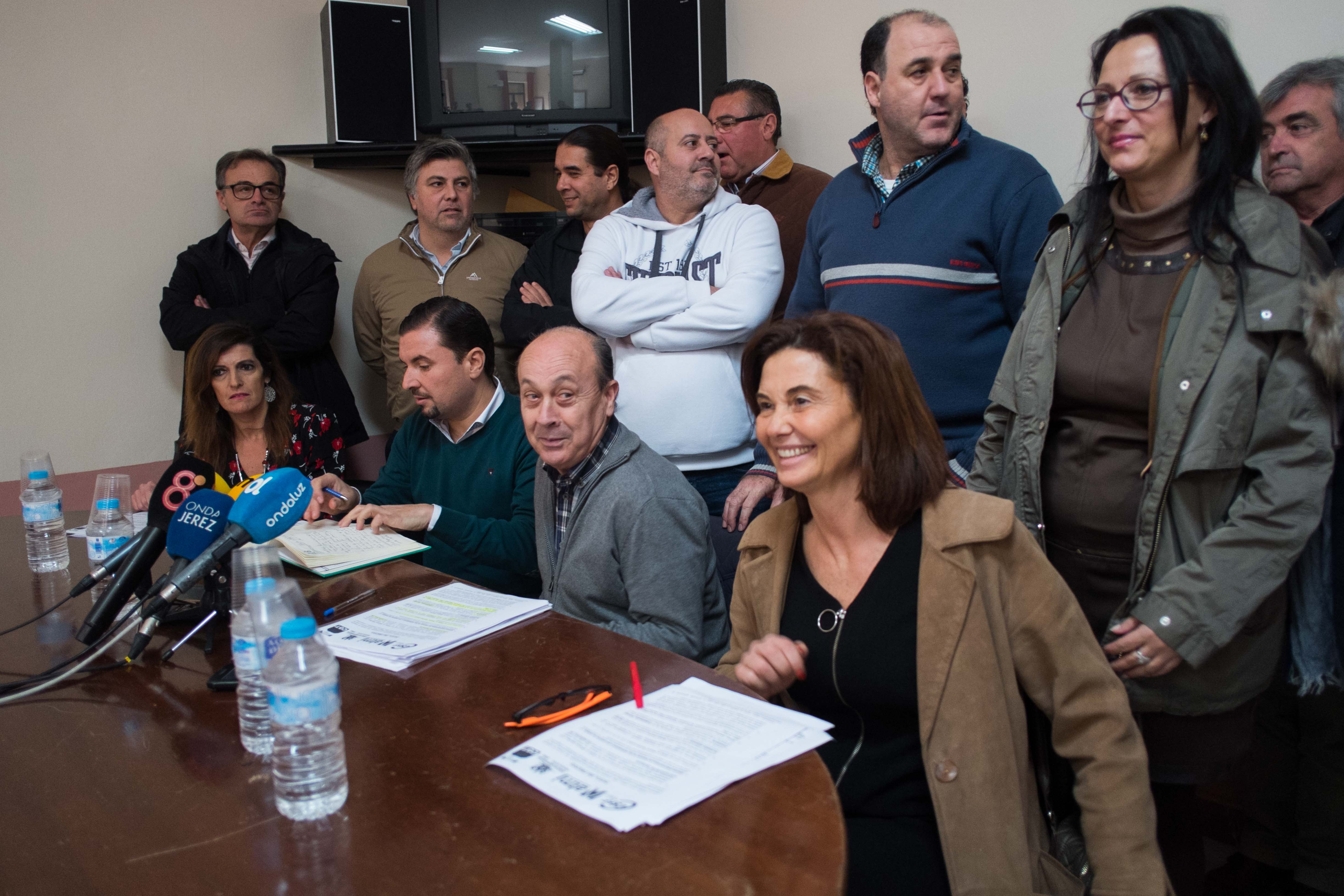 En primer término, representantes de ATMJ, Rosa Fernández, y CGT, Antonio Saborido, y Nausika Botamino, de CSIF, en rueda de prensa retrospectiva.