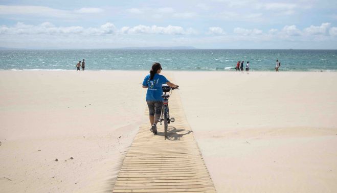 Playa de Bolonia, semivacía, el pasado otoño. FOTO: JUAN CARLOS TORO