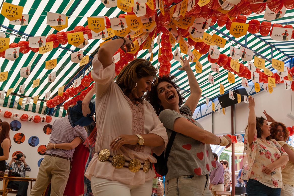 Dos mujeres bailando sevillanas en la caseta de lavozdelsur.es de 2016. FOTO: JUAN CARLOS TORO.
