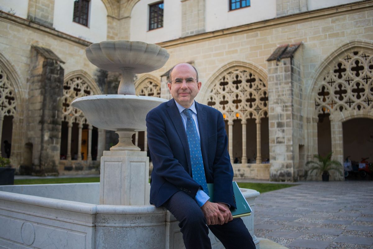 Benito Navarrete posa en el patio central de los Claustros de Santo Domingo.    MANU GARCÍA.