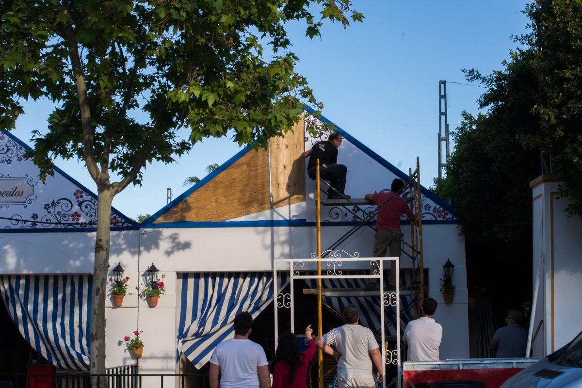 Últimos trabajos en una de las casetas.