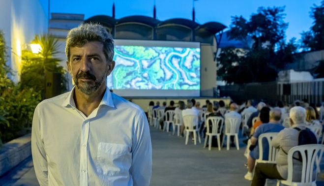 Alberto Rodríguez, en el Cine Astoria, en Jerez, en una sesión veraniega, tras la entrevista, mientras comienza 'La Isla Mínima'. FOTO: JUAN CARLOS TORO