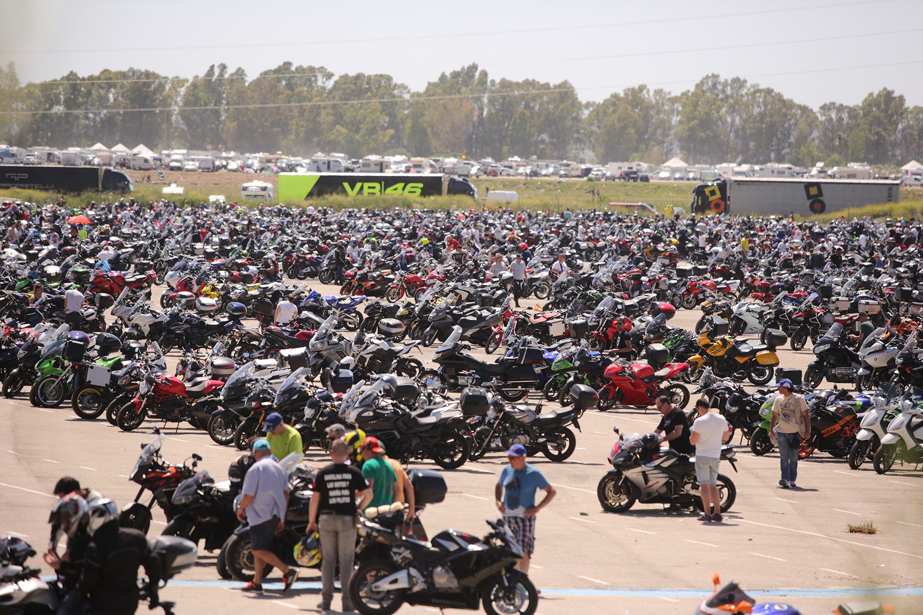 Motos aparcadas en el aparcamiento del Circuito de Jerez-Ángel Nieto en un pasado Gran Premio.