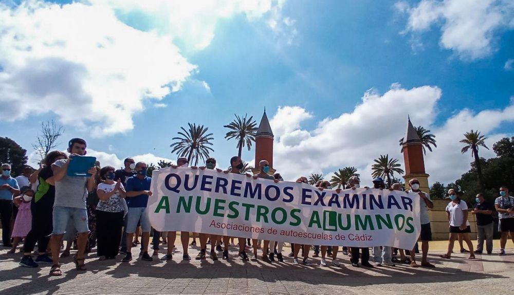 Manifestación de autoescuelas en la provincia de Cádiz por la falta de examinadores. CANDELA NÚÑEZ
