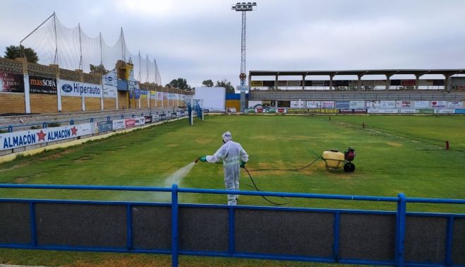 Trabajos de fumigación en Coria del Río.
