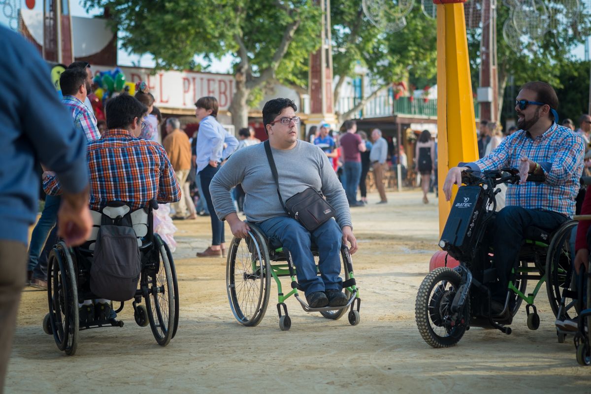 Personas con movilidad reducida, en silla de ruedas, en la Feria del Caballo. Personas con movilidad reducida, en silla de ruedas, en la Feria del Caballo.