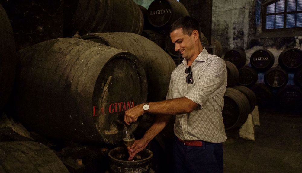 Hidalgo sirve de una bota en su bodega. FOTO: MANU GARCÍA