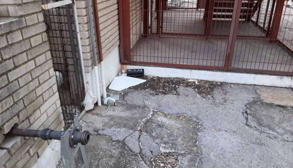 Una trampa en una esquina bajo unas escaleras de emergencia del Hospital de Jerez.
