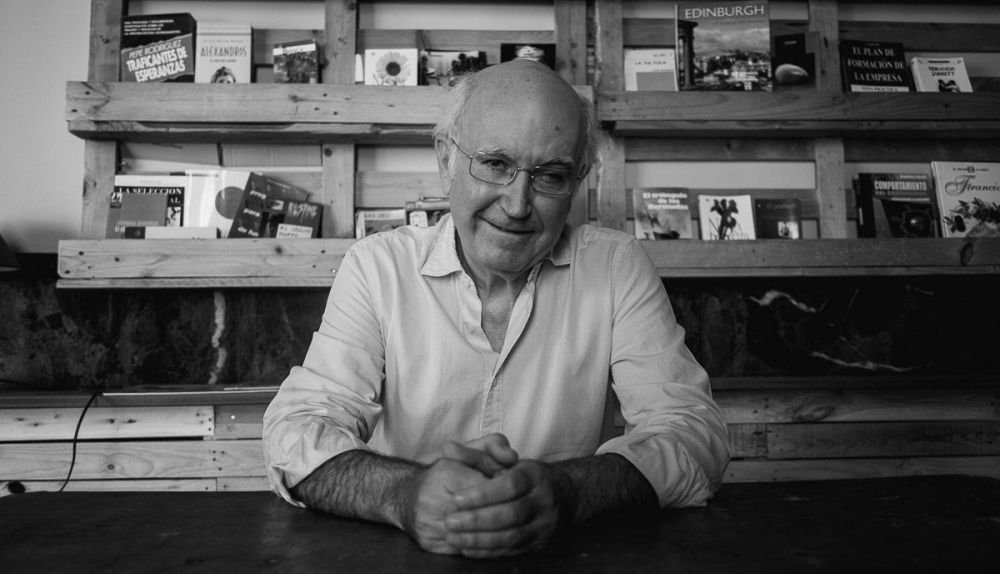 Paco López posa tras la entrevista concedida a este medio. FOTO: MANU GARCÍA