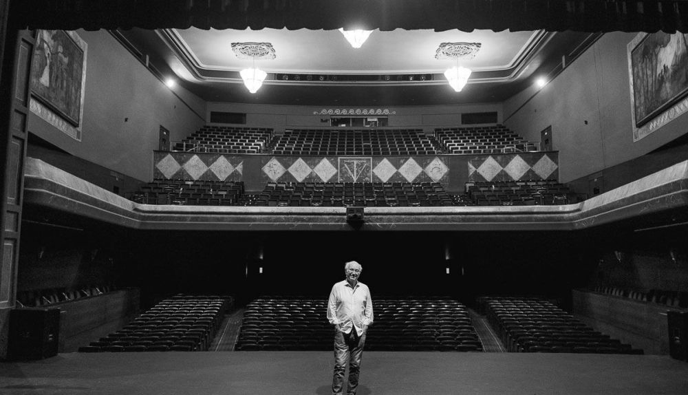 Paco López, con las butacas vacías del Villamarta como telón de fondo. FOTO: MANU GARCÍA