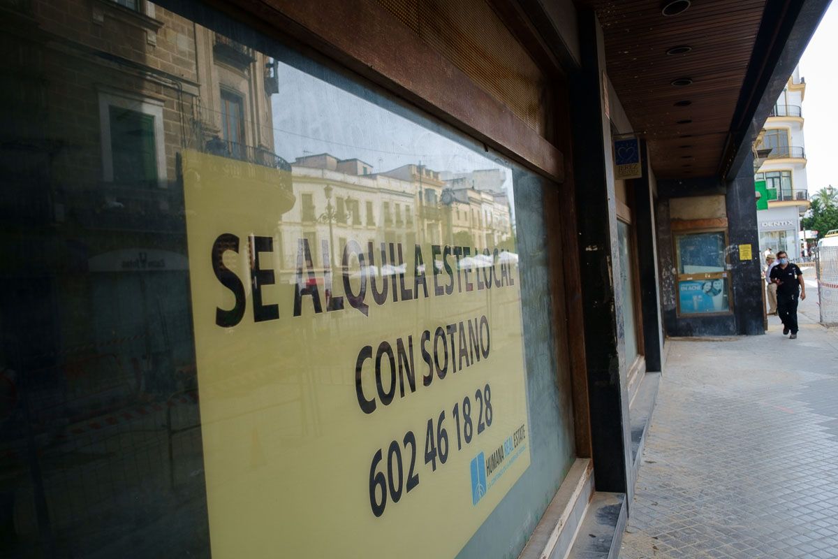 Cartel de alquiler en el edificio de Rianal, hace unos meses. Autor: MANU GARCÍA