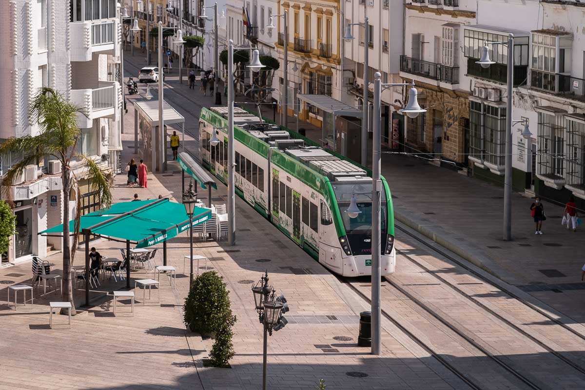 El tranvía de la Bahía de Cádiz, a su paso por San Fernando. El tranvía de la Bahía de Cádiz, a su paso por San Fernando.