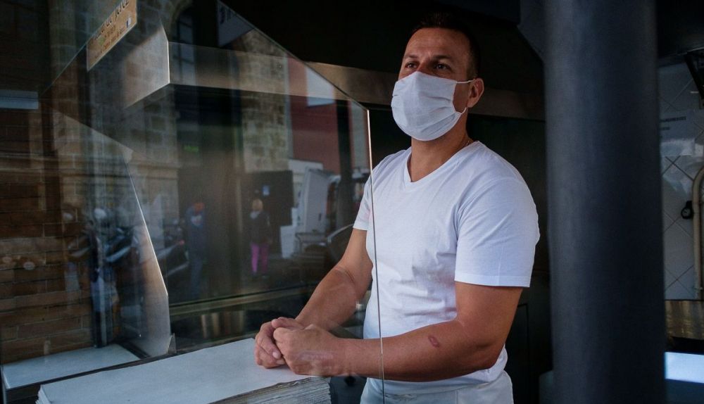 Antonio, en plena faena en su kiosko de churros. FOTO: MANU GARCÍA