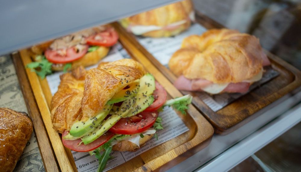 Croissants en el expositor de la cafetería.