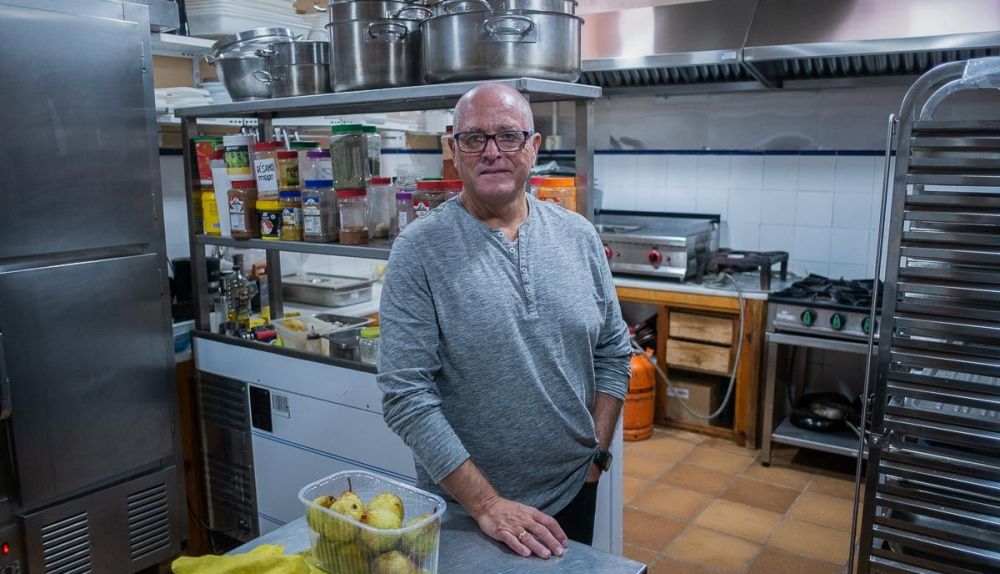 Pedro Espada en la sede de la asociación 