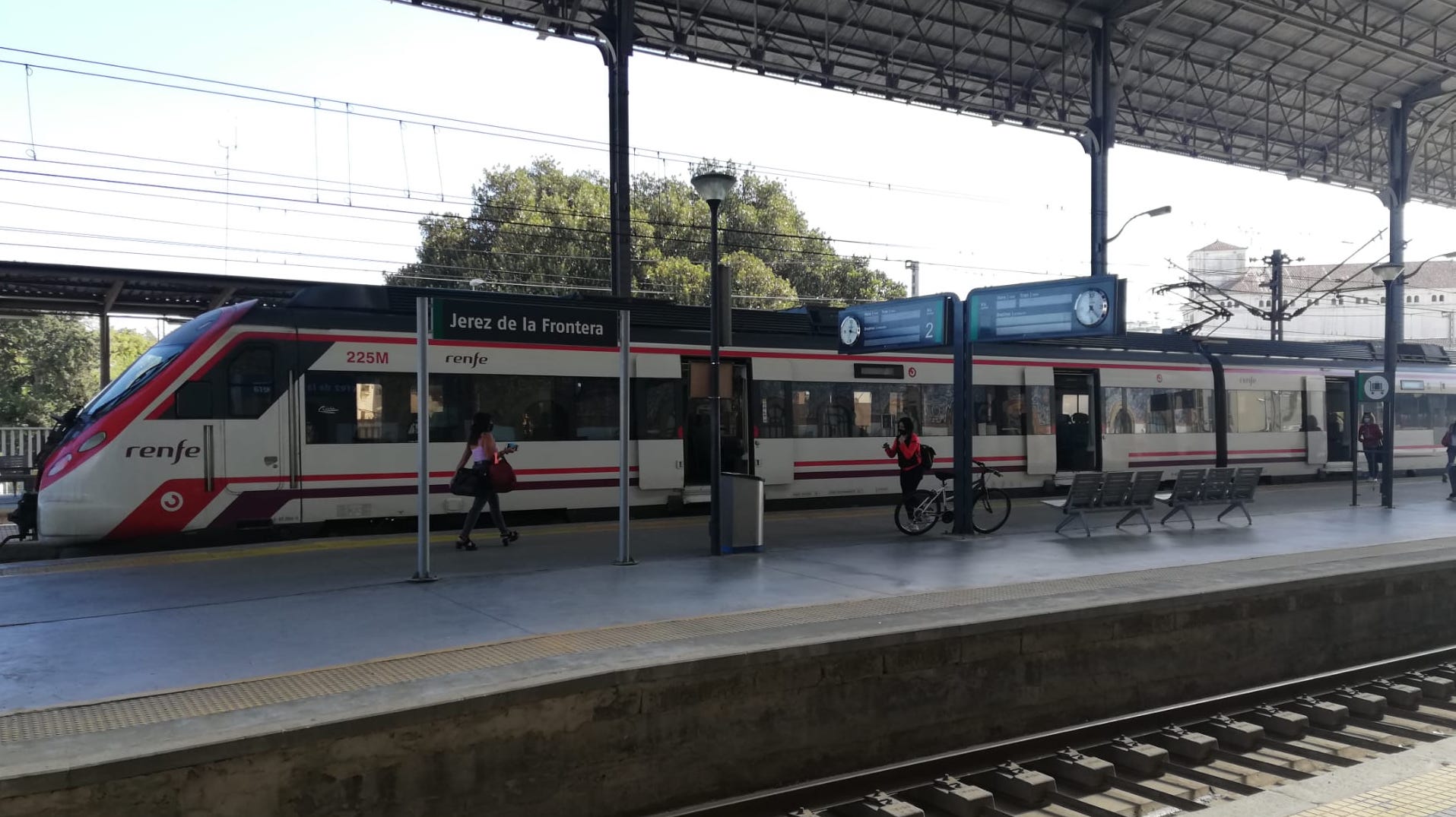 Imagen de archivo del tren de Cercanías en la Estación de Jerez. El Gobierno anuncia abonos del 100% para los trenes de Cercanías y Media Distancia. Imagen de archivo del tren de Cercanías en la Estación de Jerez. El Gobierno anuncia abonos del 100% para los trenes de Cercanías y Media Distancia.