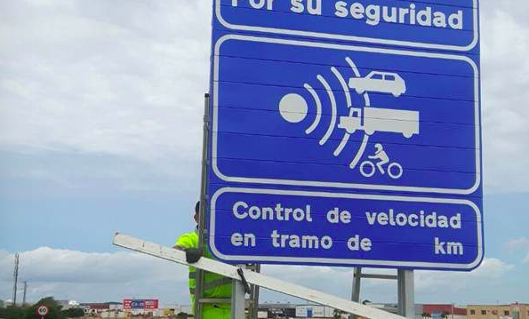Una señalización de control de velocidad de la DGT mediante radar. 