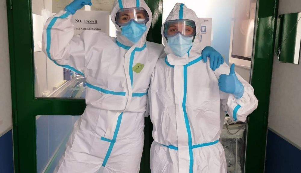 Marta y Herminia, en la planta covid del Hospital de Basurto. 