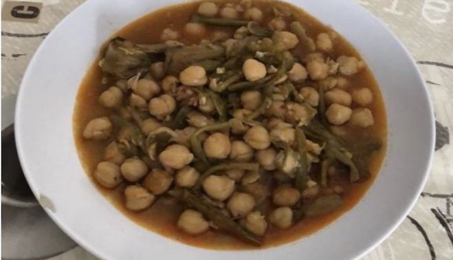 Plato de potaje de garbanzos con tagarninas.
