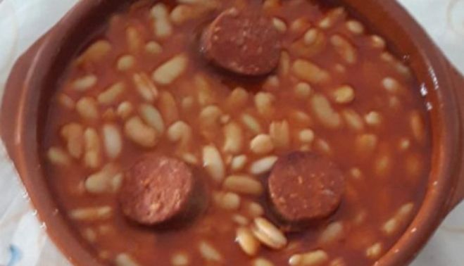 Plato de potaje de habichuelas frescas. Plato de potaje de habichuelas frescas.