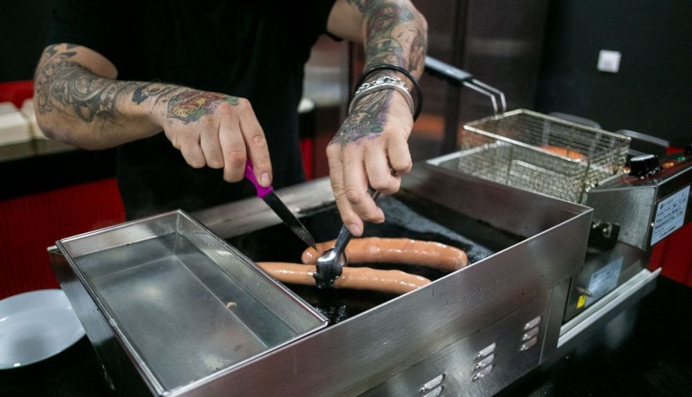 Kiko preparando las salchichas XXL. 