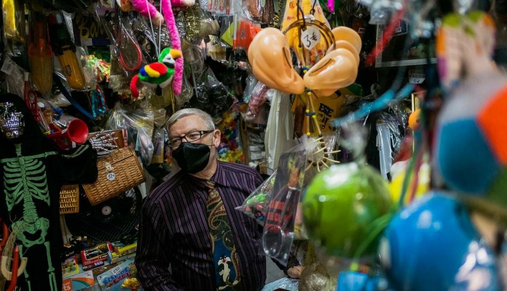 Ramón, entre cientos de artículos de broma y complementos de carnaval. Autor: Manu García