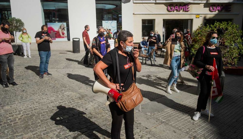 Trabajadores protestan en el centro de Cádiz. FOTO: MANU GARCÍA