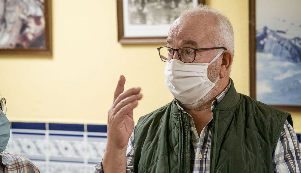 Manuel contando sus vivencias en el establecimiento.
