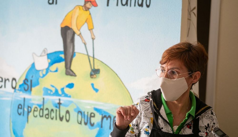 Maite durante la entrevista con el mural al fondo.