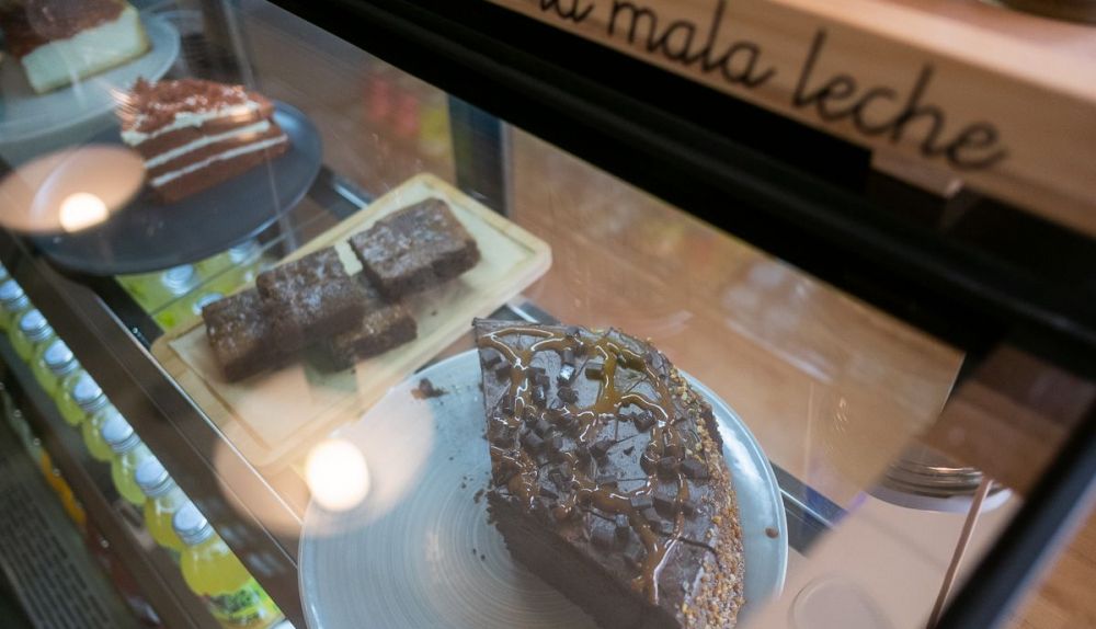 Repostería casera en la vitrina.