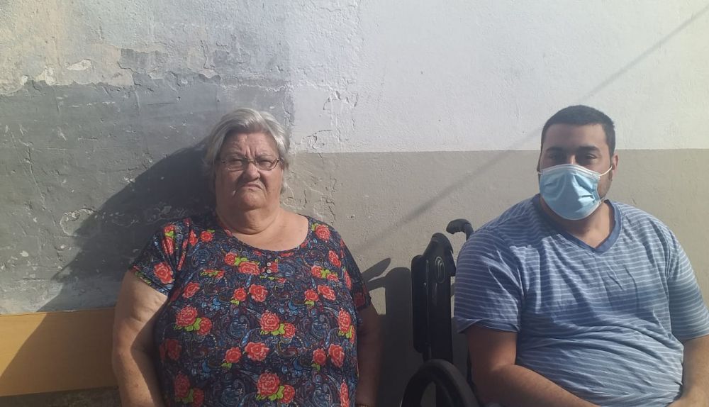 Encarnación junto a su hijo, vecinos de El Puche. Autor: CEDIDA