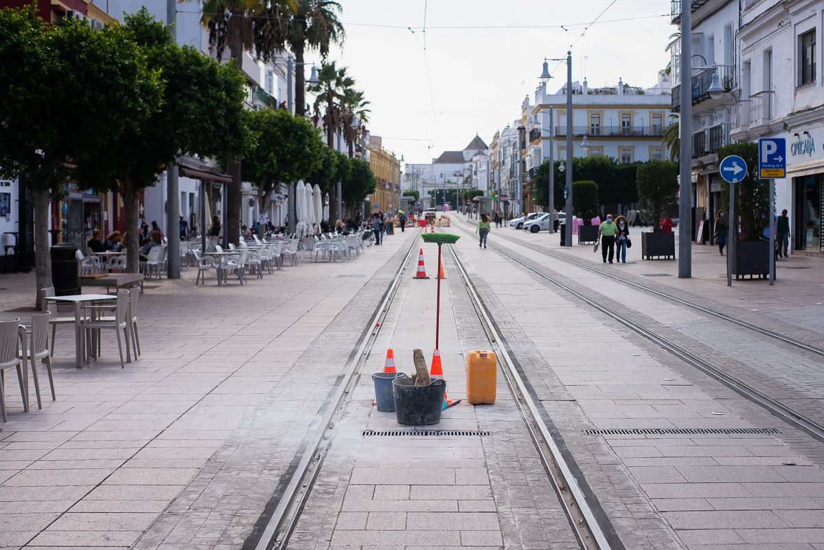 Las eternas obras del tranvía de la Bahía de Cádiz, a su paso por San Fernando, en una imagen reciente. Las eternas obras del tranvía de la Bahía de Cádiz, a su paso por San Fernando, en una imagen reciente.