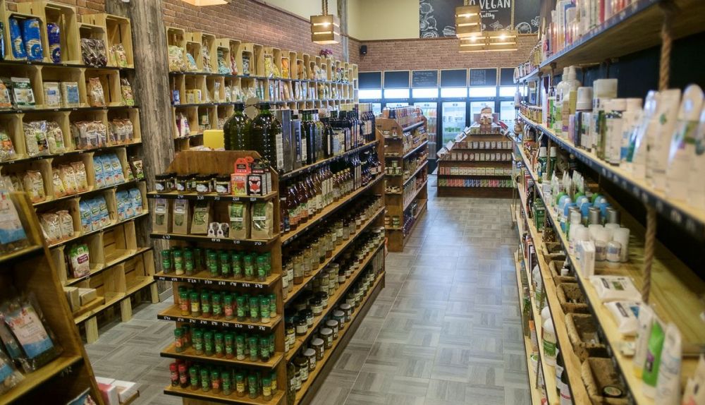 Interior del primer supermercado ecológico y vegano en El Puerto.