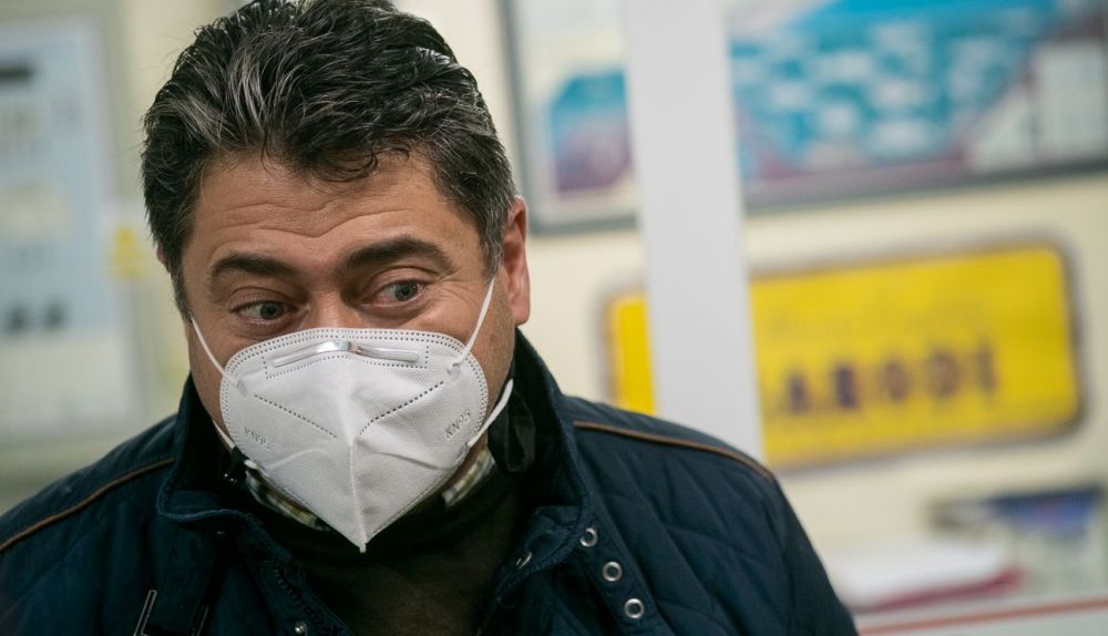 Manolo Romero en su puesto de congelados de la lonja portuense.