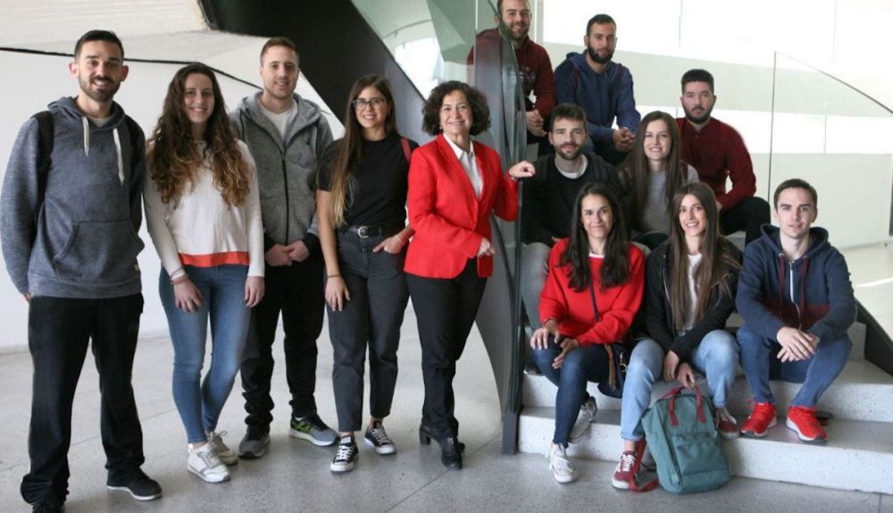 Pilar Aranda junto a un grupo de estudiantes de la universidad.