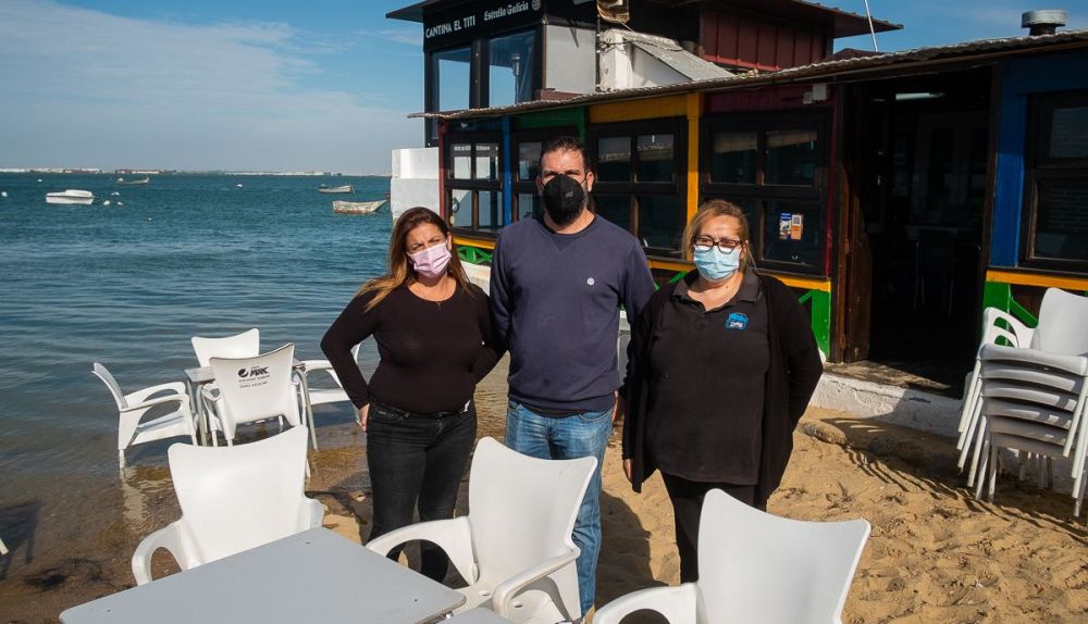 Reinaldo Muñoz, dueño de La Cantina del Titi, junto a su familia.