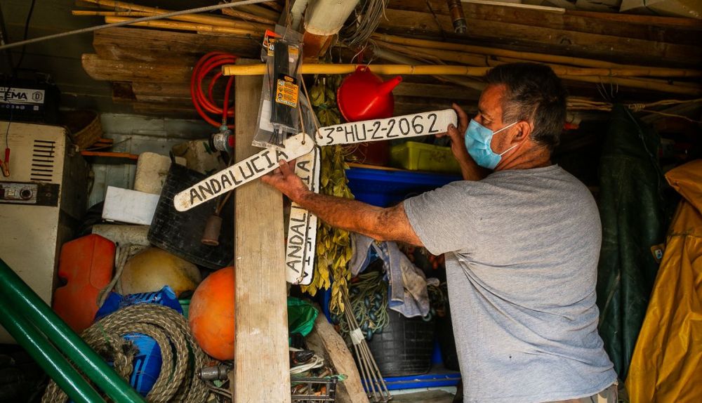 Apeos de pesca tradicional en el interior de la caseta del isleño.