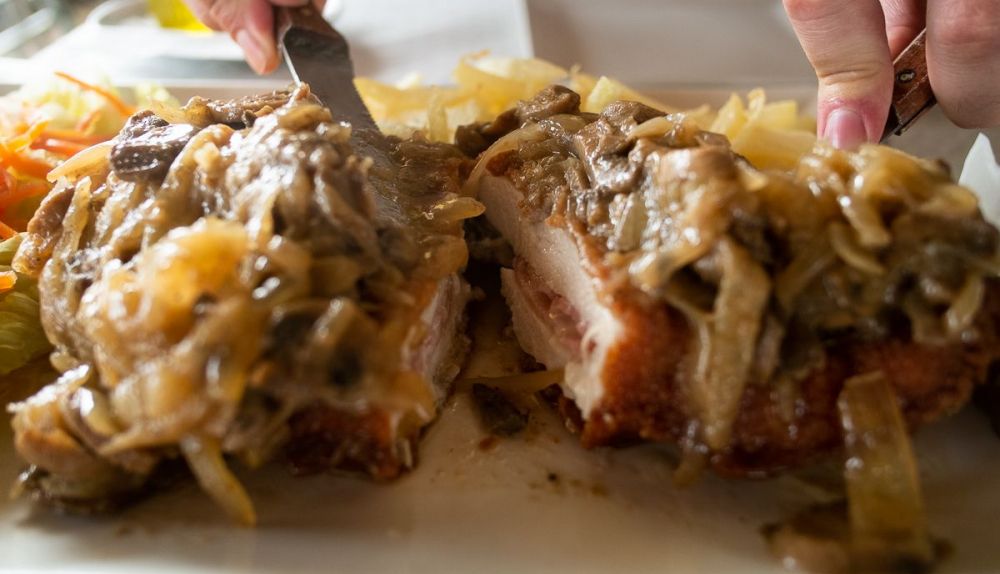 El aneto de pollo en salsa castellana de El Ministro. FOTO: MANU GARCÍA