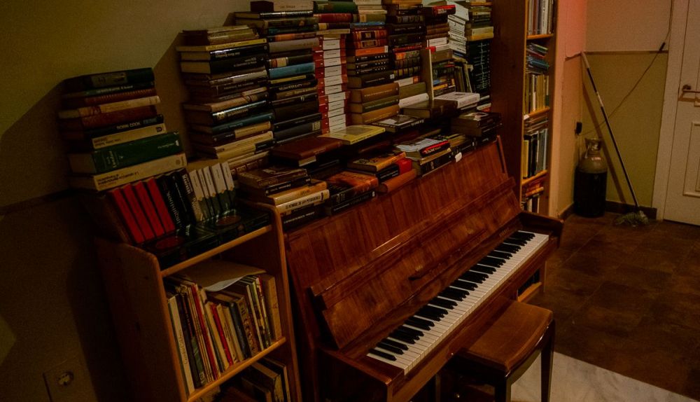 Piano y libros en el interior del establecimiento.