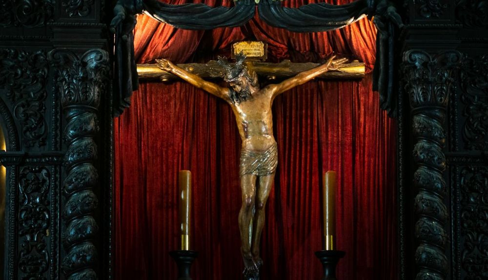 Talla del cristo hecho de pasta de palma.