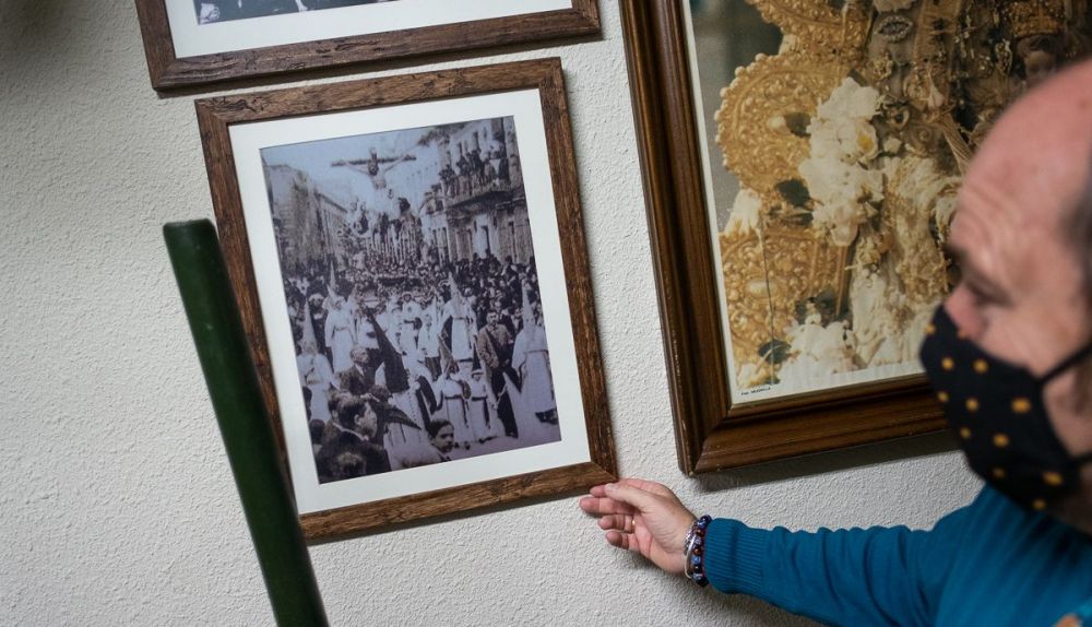 El hermano mayor mostrando un cuadro de la procesión en los años 30.