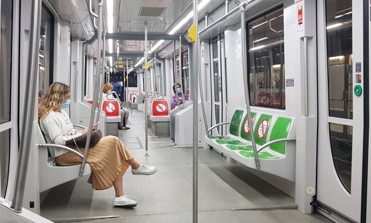 Interior del metro de Sevilla con mascarillas.