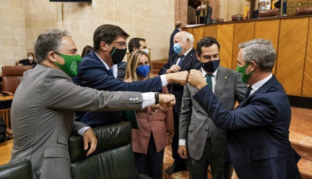 Bendodo, Marín, Moreno y Bravo, en el Parlamento andaluz, celebran la continuidad de la legislatura del covid.