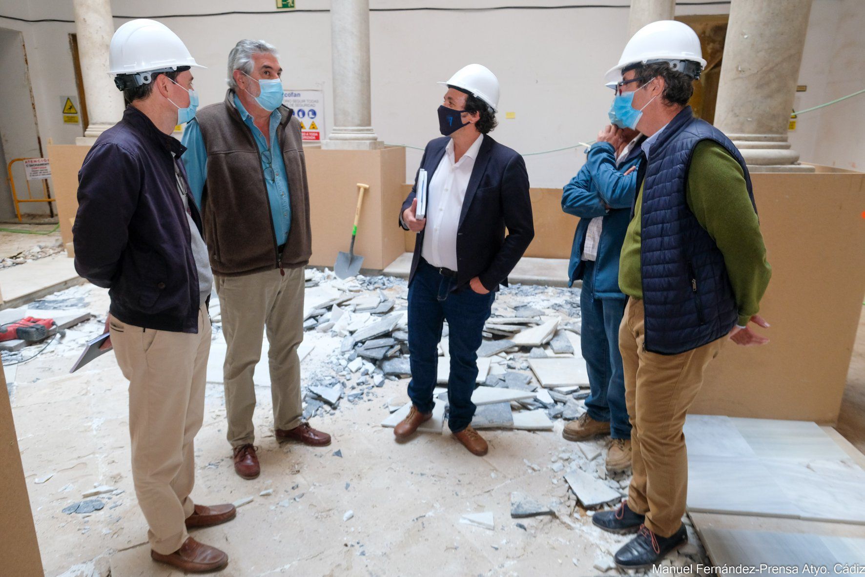 El alcalde de Cádiz, José María González 'Kichi', en una visita reciente a las obras del Museo del Carnaval.