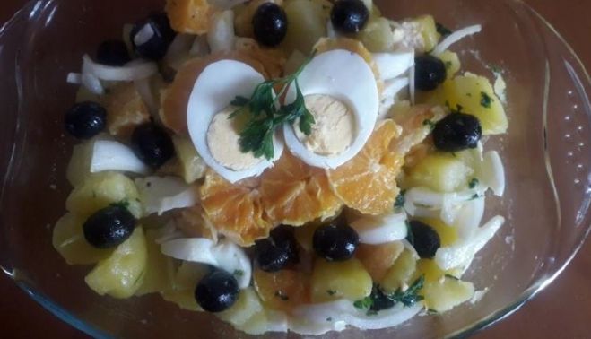 Ensalada de patatas con naranjas y bacalao.