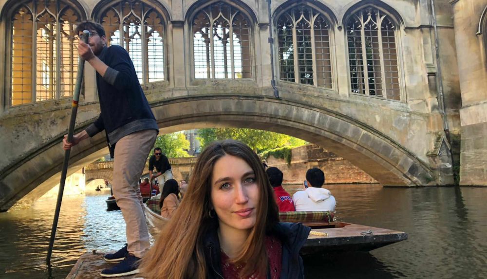 Carlota Armillas en el puente de los suspiros en Cambridge antes de la pandemia.