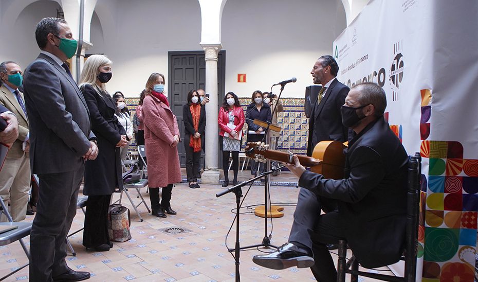 Pedro 'el Granaíno' interpretó el himno del Pueblo Gitano al término de la conmemoración.