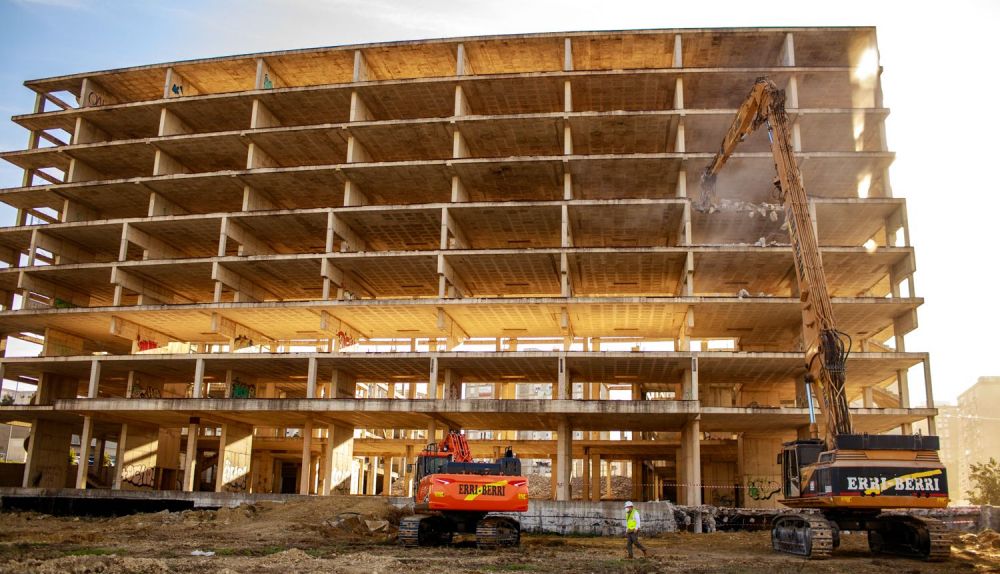 Inicio de los trabajos de demolición del que iba a ser Palacio de Congresos y Exposiciones de Jerez, diez años después de que se paralizasen sus obras.