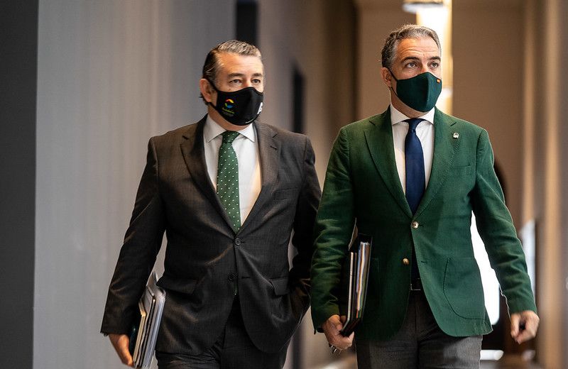 El consejero de Presidencia, Elías Bendodo (d), y su viceconsejero Antonio Sanz, en una imagen de archivo.